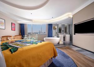 um quarto com uma cama grande e uma banheira em Vance Hotel - Taizhou em Taizhou