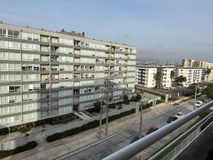 拉塞雷納的住宿－Descanso y Relajo Deluxe en La Serena，前面有一条街道的大型公寓楼