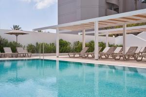 Bazén v ubytování Epsilon Hotel Apartments nebo v jeho okolí