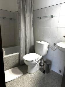 y baño con aseo blanco y lavamanos. en La Scala family apartments, en Nea Roda