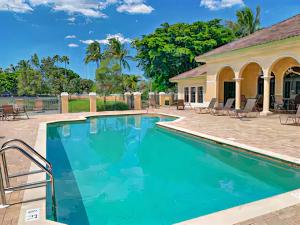 une grande piscine en face d'une maison dans l'établissement Vista Del Mar at Cape Harbour Marina, 10th Floor Luxury Condo, King Bed, Views!, à Cape Coral