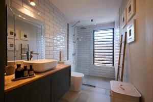 La salle de bains est pourvue d'un lavabo et de toilettes. dans l'établissement Peaceful Tree Cottage, à Tamarin