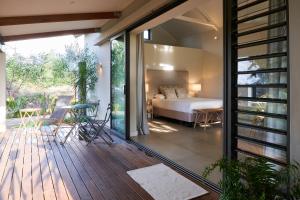 Ένα ή περισσότερα κρεβάτια σε δωμάτιο στο Peaceful Tree Cottage