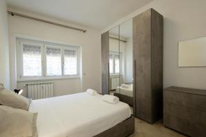 - une chambre avec un grand lit et un miroir dans l'établissement Jmartins Vatican 2, à Rome