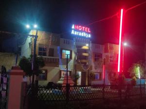 een hotel 's nachts met rode en blauwe lichten bij OYO Aaradhya Hotel &restaurant in Parādīp Garh
