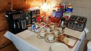 Příslušenství pro přípravu čaje a kávy v ubytování Cariboo Log Guest House
