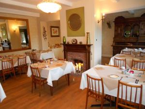 Un restaurante o sitio para comer en The Gardens B&B