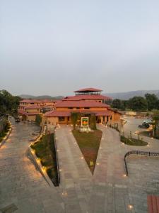 un gran edificio con un patio delante de él en AamaGhati Wildlife Resort, Ranthambore, en Sawāi Mādhopur