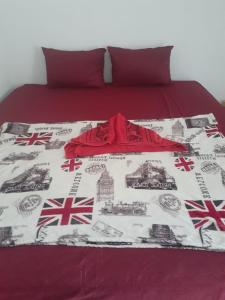 ein Bett mit einer Decke mit britischen Sehenswürdigkeiten darauf in der Unterkunft Nadil Homestay in Kuta Lombok