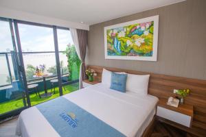 Lake View Hotel في هانوي: غرفة فندقية بسرير ونافذة كبيرة