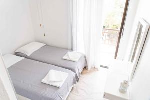 Tempat tidur dalam kamar di Zennova #7 Nea Plagia Beach