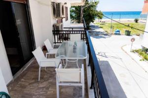 شرفة أو تراس في Zennova #7 Nea Plagia Beach