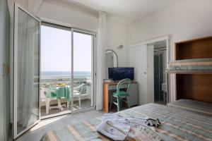 A television and/or entertainment centre at Hotel Cigno D'Oro