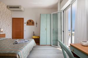 A bed or beds in a room at Hotel Cigno D'Oro