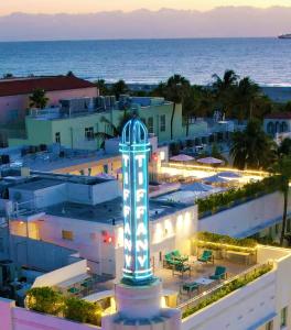 um resort com uma torre de relógio em frente ao oceano em 4 RM on Beach SoBeSuites by AmericanVacationLiving em Miami Beach