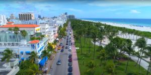 una vista aérea de una calle de la ciudad con la playa en 4 RM on Beach SoBeSuites by AmericanVacationLiving en Miami Beach