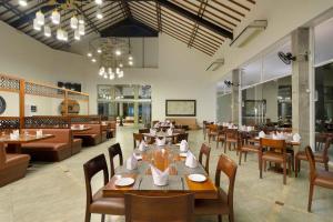 jadalnia ze stołami i krzesłami oraz restauracja w obiekcie South Lake Resort Koggala w mieście Koggala