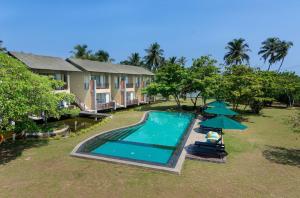 una vista aérea de una piscina con sombrillas en South Lake Resort Koggala, en Koggala