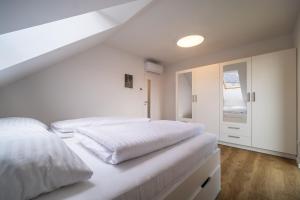 Postel nebo postele na pokoji v ubytování Holiday House U Hájenky 12L Lipno Home