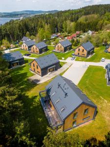 - une vue aérienne sur une grande maison avec une cour dans l'établissement Holiday House U Hájenky 12P Lipno Home, à Lipno nad Vltavou