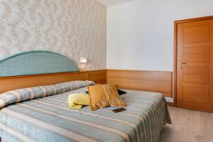 A bed or beds in a room at Hotel Cigno D'Oro