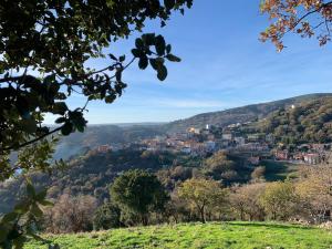 uma vista para uma cidade a partir de uma colina em Casetta Genneria em Seùlo