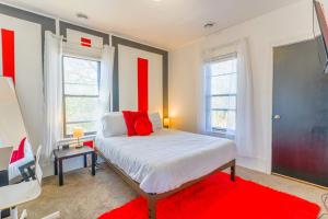 - une chambre avec un lit aux accents rouges et un tapis rouge dans l'établissement Modern, Spacious 3 Bedroom Getaway, à Saint Paul