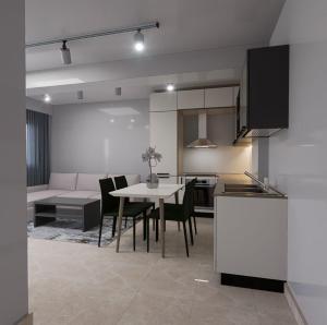 Split Rooftop Suites في دوريس: مطبخ وغرفة معيشة مع طاولة وكراسي