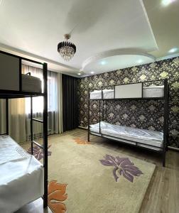 1 Schlafzimmer mit 2 Etagenbetten und einem Kronleuchter in der Unterkunft Ak-Orgo guest house in Bischkek