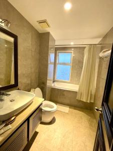 A bathroom at D&C Hotel