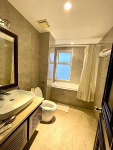 bagno con lavandino, servizi igienici e finestra di D&C Hotel a Da Nang
