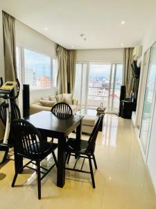 峴港的住宿－D&C酒店，客厅配有桌椅和沙发