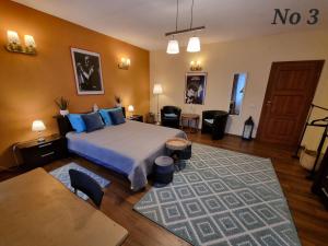 Atia Residence في سيبيو: غرفة نوم مع سرير وغرفة معيشة