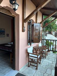 un patio con mesa y sillas en un edificio en Villa Sunray, en Agios Ioannis