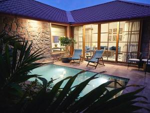 Surpura Bagh - A Luxury Boutique Resort内部或周边的泳池