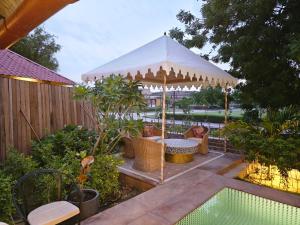 Surpura Bagh - A Luxury Boutique Resort内部或周边的泳池