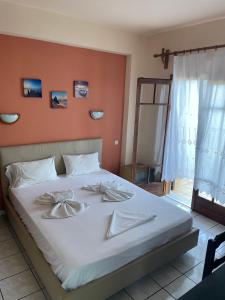 1 dormitorio con 1 cama grande con sábanas blancas en Villa Sunray, en Agios Ioannis