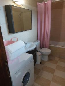 een badkamer met een wasmachine en een wastafel bij The Stone Heaven in Galíni