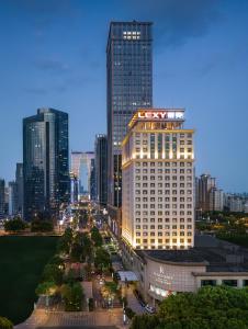 un edificio iluminado en una ciudad por la noche en Renaissance Suzhou Hotel en Suzhou