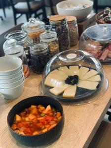 uma mesa com um prato de comida e uma tigela de comida em l'auberge em Gamarde-les-Bains