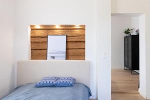 um quarto com uma cama e uma parede de madeira em Haapsalu OldTown apartment em Haapsalu