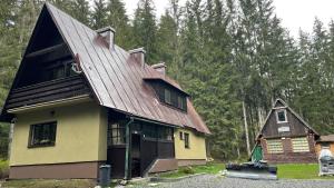 uma casa com um telhado de gambrel em cima dela em Apartmány Foresta Jasná em Demanovska Dolina