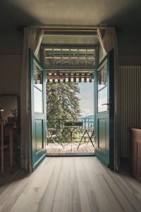 an open door with a view of the ocean at Parkhotel Holzner in Soprabolzano