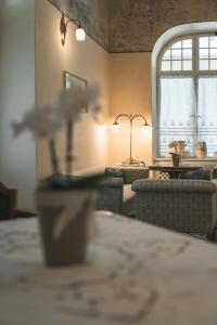 Parkhotel Holzner في سوبرابولسانو: غرفة معيشة مع أريكة وطاولة مع كراسي