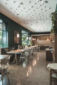 ein Restaurant mit Tischen und Stühlen in einem Zimmer in der Unterkunft Parkhotel Holzner in Oberbozen