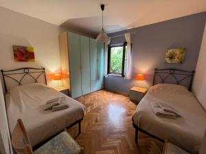 una camera con due letti e una finestra di Villa Adriana & Peppino a Pješčana Uvala