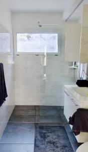ein Bad mit einem Waschbecken und einem Fenster in der Unterkunft Casa AmaRe - einzeln stehendes Haus mit spektakulärer Aussicht in Gambarogno