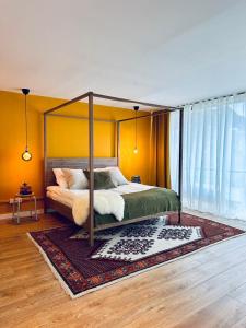 1 dormitorio con cama con dosel y alfombra en Lofts V26, en Essen