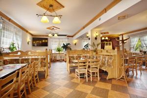 Reštaurácia alebo iné gastronomické zariadenie v ubytovaní Abro