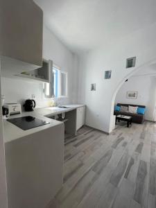 Una cocina con electrodomésticos blancos y un arco. en Naxian Castle Gem Studio, en Naxos Chora